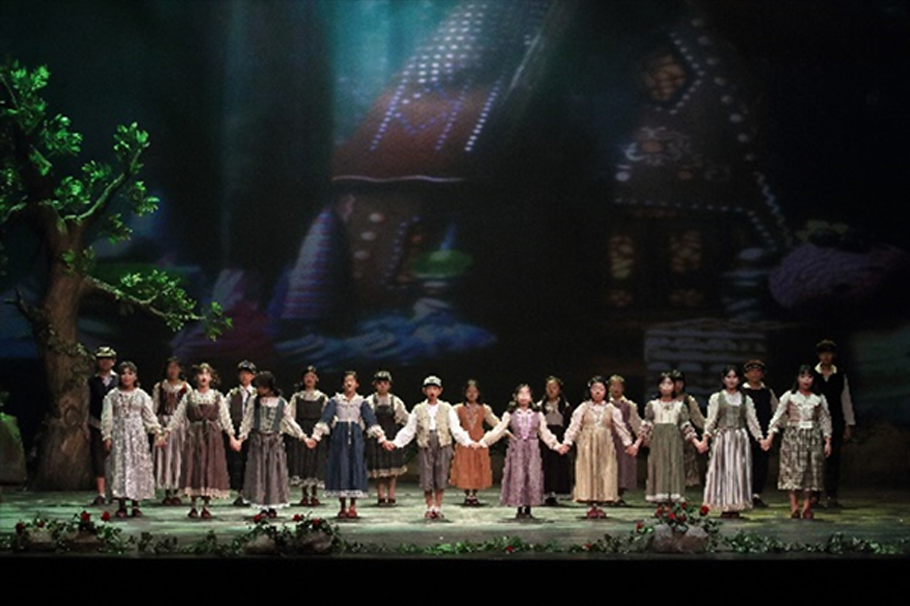 Opera Hansel und Gretel appearance scene